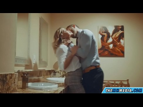 ❤️ Wakati blonde mwenye busty anakutongoza kwenye choo cha umma Ponografia tu